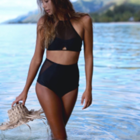 HP🎉 Issa de Mar halter cropped top mesh - Picture 2 of 8